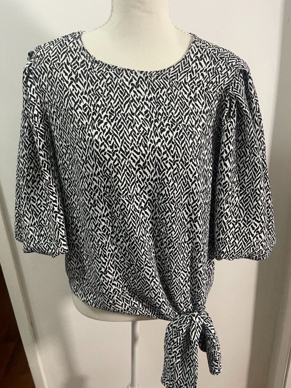 Vince Camuto Black White Abstract Print Tie Front Blouse Size S